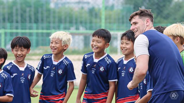 ▲ 지난 3일 충북청주FC U12 선수단이 토트넘 홋스퍼 유소년 풋볼 클리닉에서 글로벌 축구 교육을 받고 있다./충북청주FC 제공