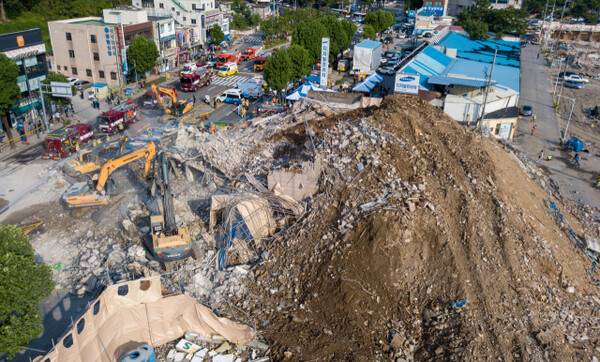 광주 동구가 학동 붕괴 참사와 관련해 시공사인 현대산업개발(현산)로부터 구상금을 받는 대신 기부금 형식으로 잔여 비용을 받기로 했다. 사진은&nbsp;지난 2021년 6월9일 광주 동구 학동 재개발 철거 건물 붕괴 현장.&nbsp;