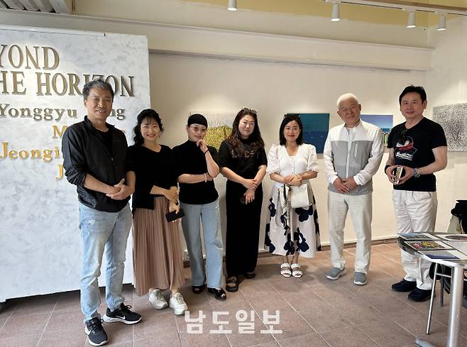 사진은 '2023 광주미술 해외갤러리 초청전'에 참가한 작가들이 기념사진을 촬영하고 있다.