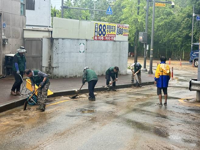 4일 오전 10시 광주 북구 문흥동 성당에서 북구청 작업자 10여명이 바닥 토사물 제거 작업에 몰두하고 있다. /임지섭 기자