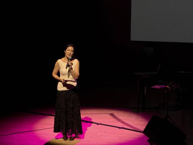 광주예술의전당 소극장에서 지난달 29일 ‘11시 음악산책-명작시리즈’ 공연이 펼쳐졌다. 콘서트 가이드 안인모 씨.