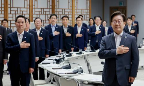이재명 대통령이 1일 서울 용산 대통령실 청사에서 열린 전국 시도지사 간담회에서 대한민국시도지사협의회장 유정복 인천광역시장 등 시도지사와 함께 국기에 경례하고 있다. 연합뉴스