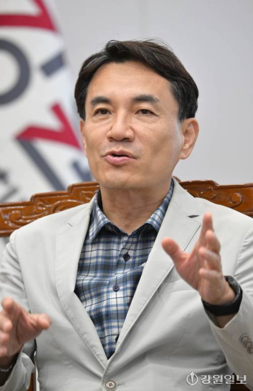 김진태 강원특별자치도지사가 29일 도청 통상상담실에서 이명우 강원일보편집국장과 인터뷰를 진행하고 있다. 박승선기자