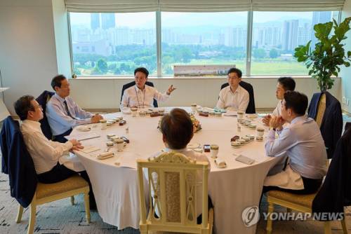 ◇ 이재명 대통령이 지난달 28일 용산 대통령실에서 김민석 국무총리와 오찬을 하며 주례 보고를 받고 있다. 2025.7.28 [대통령실 제공. 재판매 및 DB 금지]photo@yna.co.kr(맨 왼쪽부터 김용범 정책수석, 우상호 정무수석, 김민석 국무총리, 윤창렬 국무조정실장, 김정우 국정상황실장, 강훈식 비서실장, 이재명 대통령)