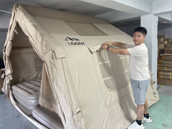 홍정우 씨가 지난달 29일 사무실에서 루디 상품을 보여주고 있다. /이미지