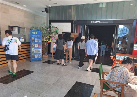 ‘월간 인디플러스 여름-여름을 영화롭게!’ 첫 상영일인 지난달 26일 인디플러스포항을 찾은 시민들. /포항문화재단 제공