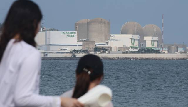 고리원전이 원전 가동률을 100% 이하로 낮추는 감발을 올해 3~5월 13차례나 한 것으로 나타났다. 4일 오후 부산 기장군 임랑해수욕장에서 바라본 고리원자력발전소 모습. 정종회 기자 jjh@
