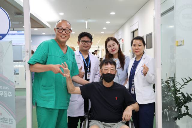 간이식 수술을 집도 중인 주종우 교수와 수술팀./창원한마음병원/