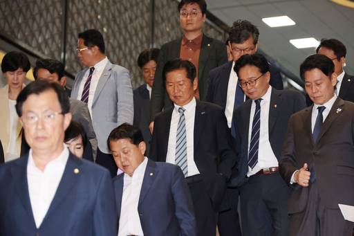 방송법 반대 필리버스터 돌입...퇴장하는 여당 의원들 연합뉴스