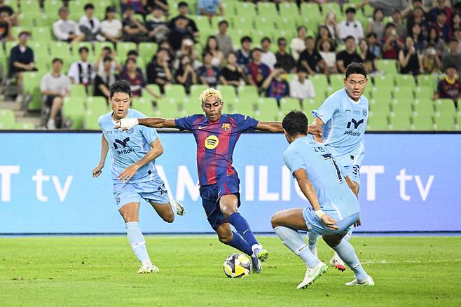 FC바르셀로나의 라민 야말(가운데)이 4일 대구스타디움에서 열린 대구FC와의 친선 경기에서 대구 수비진들을 돌파하며 골대로 향하고 있다. 이현덕기자