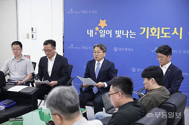 강기정 광주시장이 4일 광주시청에서 기자들과 만나 현안에 대해 질의응답을 진행했다. 광주시