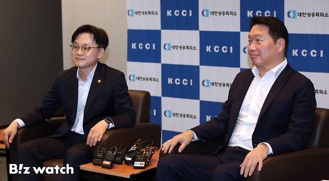 김정관 산업통상자원부 장관이 4일 서울 중구 대한상공회의소에서 최태원 대한상공회의소 회장과 만나 면담을 하고 있다./사진=이명근 기자 qwe123@