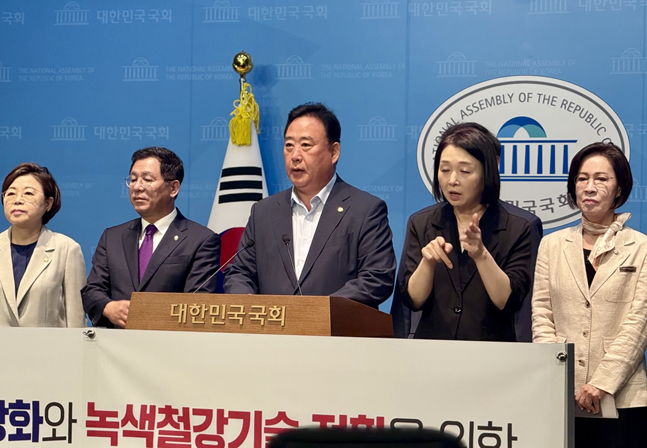 4일 국회소통관에서 열린 기자회견에서 어기구 더블어민주당 의원이 발언하고 있다./사진=백유진 기자 byj@