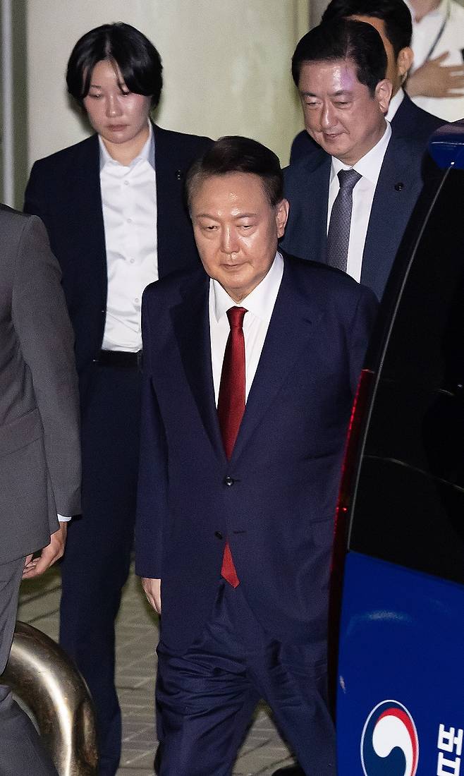 윤석열 전 대통령이 지난달 9일 서울 서초구 서울중앙지법에서 열린 직권남용 등 혐의 영장실질심사(구속 전 피의자 심문)를 마친 뒤 대기 장소인 서울구치소로 이동하기 위해 법원을 나서고 있다. 사진=뉴시스