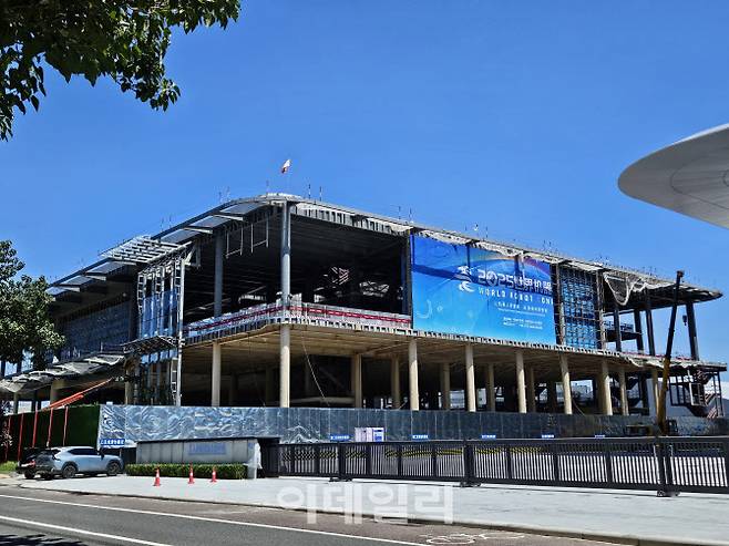 지난 1일 중국 베이징 이좡 경제기술개발구 국제전시센터에서 전시관 공사가 진행 중이다. (사진=이데일리 이명철 특파원)