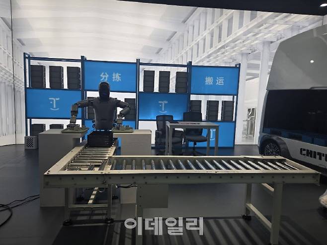 중국 베이징 이좡 경제기술개발구의 로봇 전시관에서 한 휴머노이드 로봇이 상품을 박스에 담고 있다. (사진=이데일리 이명철 특파원)