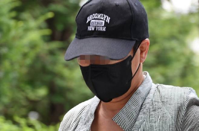 남편의 신체 중요 부위를 절단해 살해하려 한 혐의를 받는 50대 여성이 2일 구속 전 피의자 심문(영장실질심사)이 열리는 인천지법에 들어서고 있다.(사진=연합뉴스)