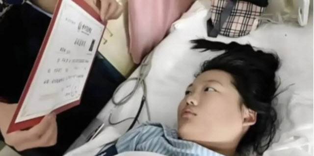 중국에서 혼수상태에 빠졌던 18세 여학생이 대학 합격 소식을 듣고 의식을 되찾아 화제다. (사진=말레이시아 유나이티드데일리 캡처)
