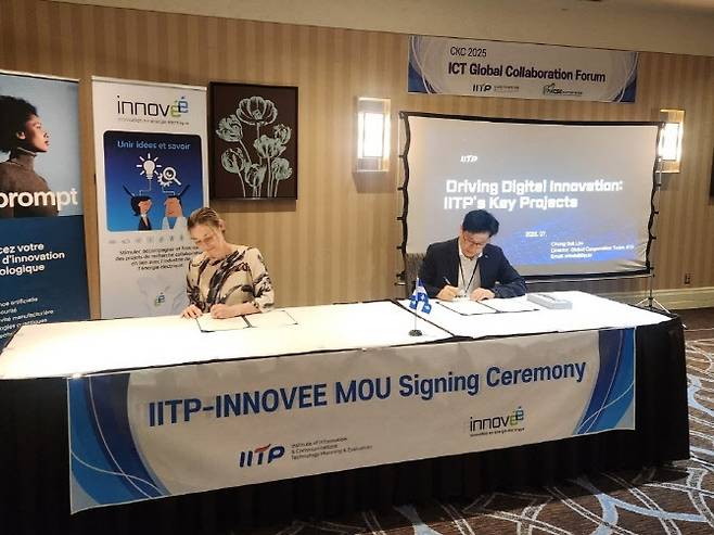 IITP-INNOVEE 각 기관이 업무 협약서에 서명하고 있다. 좌는 INNOVEE 막심 두셋 COO, 우는 IITP 신준우 본부장이다.