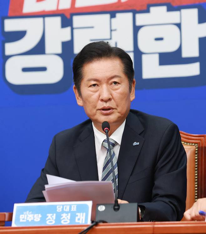 [이데일리 노진환 기자] 정청래 더불어민주당 신임 당대표가 4일 오전 서울 여의도 국회에서 열린 최고위원회의에서 모두발언을 하고 있다.