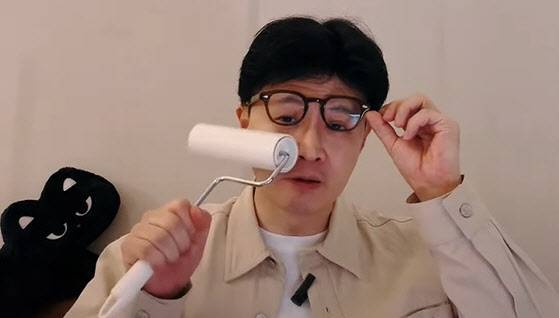 한동훈 전 국민의힘 대표가 라이브 방송을 통해 얼굴 위에 돌돌이를 굴리는 모습. (사진=유튜브 캡처)