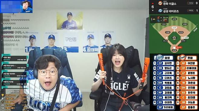 - SOOP&nbsp;야구 중계 스트리머 '불방맹이(왼쪽)'와 '문월'의 입중계 합방 콘텐츠 모습