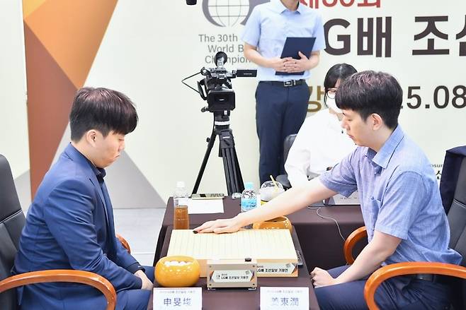 신민준 9단(왼쪽)과 강동윤 9단이 일전을 벌이고 있다.(사진 한국기원 제공)