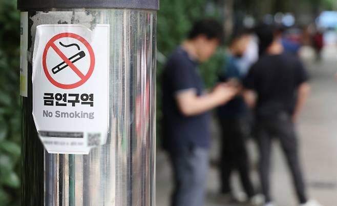 시민들을 괴롭히는 길거리 흡연에 대한 과태료를 2~3배 인상, 간접흡연의 피해를 줄여야 한다는 주장도 나오고 있다. [사진=연합뉴스]