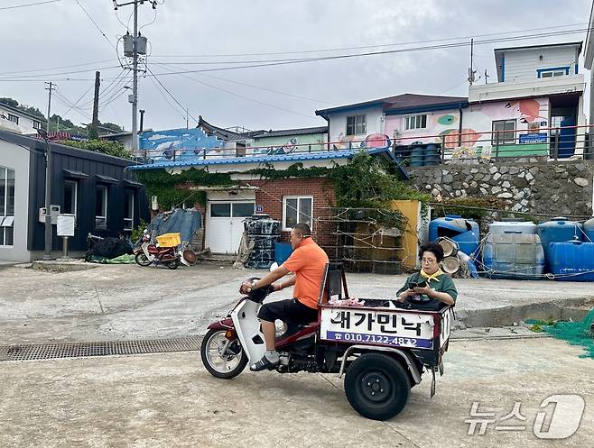 각 민박집에서 다양한 이동수단으로 손님들과 짐을 이동시킨다.ⓒ News1 윤슬빈 기자