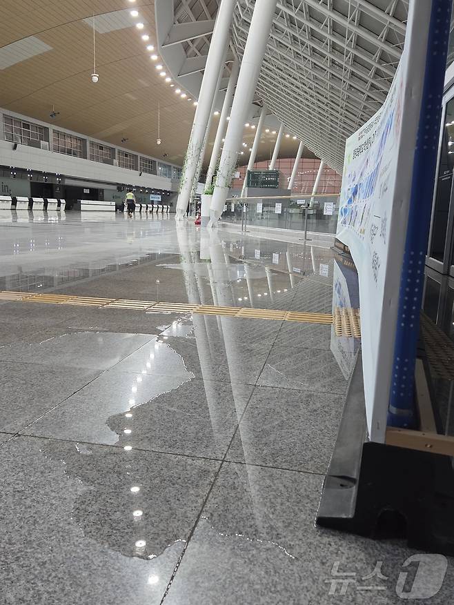 3일 오후 전남 무안공항에 괴물 폭우가 쏟아지면서 샌 물이 바닥에 고여 있다. (12·29 제주항공 여객기 참사 유가족협의회 제공)