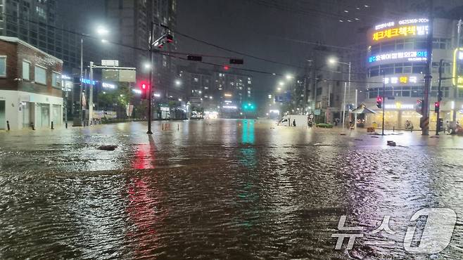 호우경보가 내린 3일 오후 상습 침수지역인 광주 북구 신안교 일대가 다시 침수돼 있다. (독자 제공. 재판매 및 DB 금지)