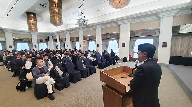 지난해 11월 27일 한국프레스센터에서 윤태운 법무법인 선운 변호사가 한국프랜차이즈산업협회 피자헛 판결 대응 설명회를 진행하고 있다.(한국프랜차이즈산업협회 제공)