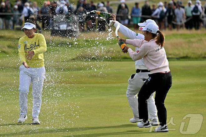 야마시타 미유(일본)가 3일(현지시간) 열린 AIG 위민스 오픈에서 우승한 직후 동료들의 축하를 받고 있다. ⓒ AFP=뉴스1