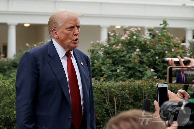 도널드 트럼프 미국 대통령이 1일(현지시간) 미국 워싱턴DC 백악관에서 뉴저지로 출발하기 위해 '마린 원'(미 대통령 전용헬기)에 탑승하기 전 기자들과 만나 질문에 답하고 있다. 2025.08.01. ⓒ 로이터=뉴스1 ⓒ News1 류정민 특파원