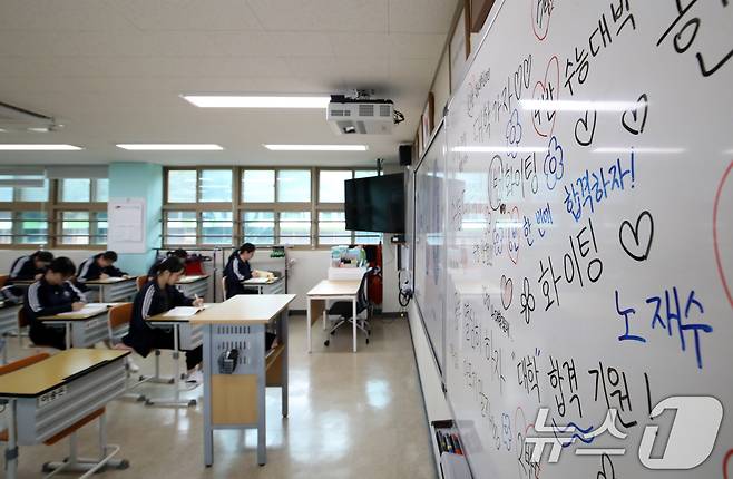 2026학년도 대학수학능력시험 D-100일을 하루 앞둔 4일 부산 수영구 덕문여자고등학교 3학년 교실에서 수험생들이 자습을 하고 있다. 2025.8.4/뉴스1 ⓒ News1 윤일지 기자