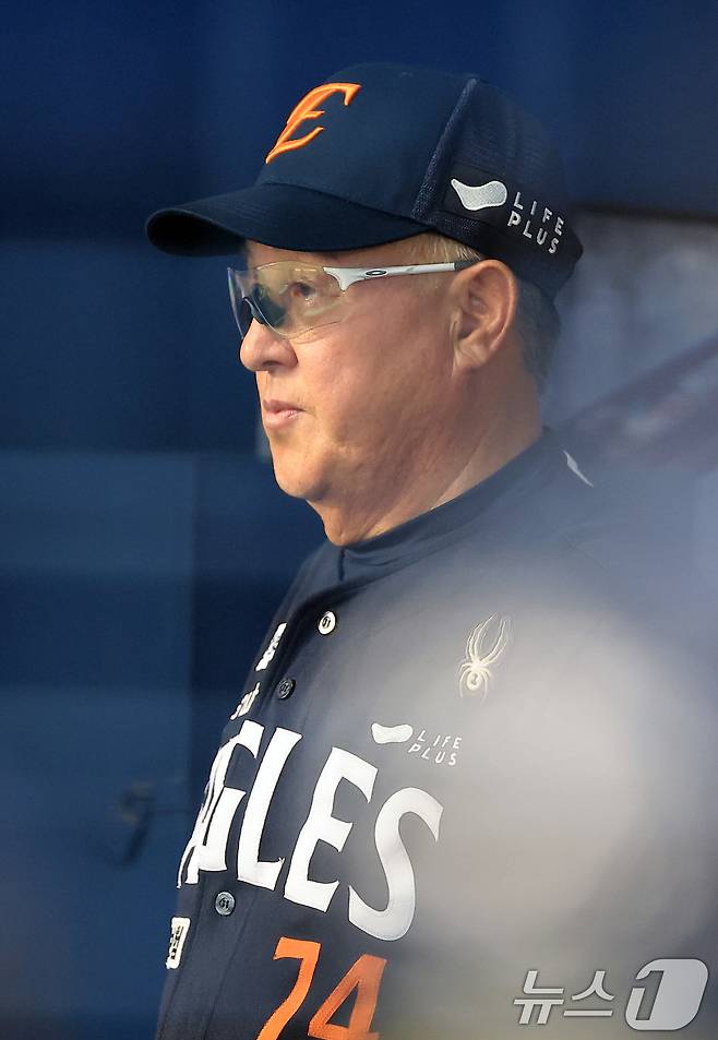 한화 김경문 감독이 24일 오후 서울 송파구 잠실야구장에서 열린 프로야구 '2025 신한 SOL뱅크 KBO 리그' 한화 이글스와 두산 베어스의 경기에서 그라운드를 바라보고 있다. 2025.7.24/뉴스1 ⓒ News1 박정호 기자