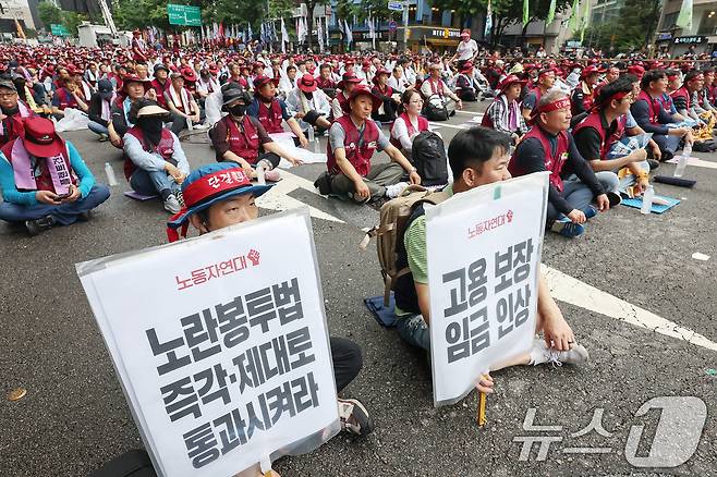전국민주노동조합총연맹(민주노총) 조합원들이 19일 오후 서울 중구 을지로 일대에서 '7·19 민주노총 총파업 총력투쟁 결의대회'를 하고 있다. 2025.7.19/뉴스1 ⓒ News1 민경석 기자