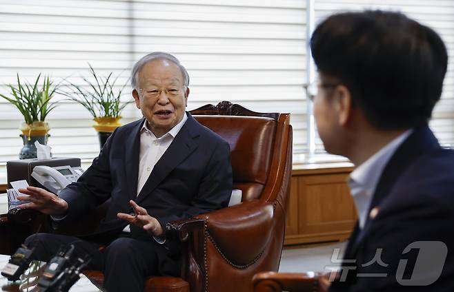 손경식 한국경영자총협회장이 4일 서울 마포구 한국경영자총협회에서 김정관 산업통상자원부 장관과 면담을 하고 있다. (공동취재) 2025.8.4/뉴스1 ⓒ News1 박지혜 기자