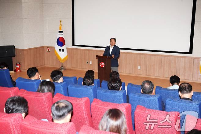 강기정 광주시장이 24일 오후 시청 무등홀에서 열린 긴급 간부회의에서 인사말을 하고 있다.(광주시 제공. 재판매 및 DB 금지) 2025.8.4/뉴스1