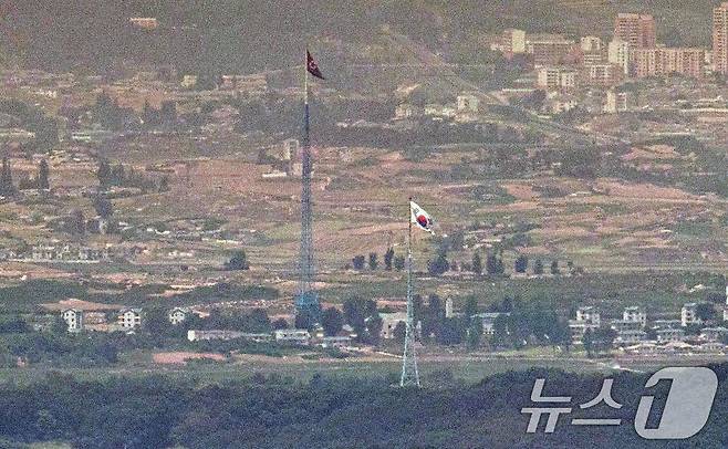 경기도 파주 접경지역에서 바라본 비무장지대(DMZ) 북한 기정동 마을의 인공기와 남한 대성동 마을의 태극기가 나란히 펄럭이고 있다. 2024.6.6/뉴스1 ⓒ News1 이승배 기자