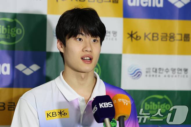 2025 제22회 싱가포르 세계수영선수권대회' 출전을 마친 대한민국 수영 대표팀 황선우가 4일 오후 인천국제공항을 통해 입국, 취재진 질문에 답하고 있다. 2025.8.4/뉴스1 ⓒ News1 황기선 기자