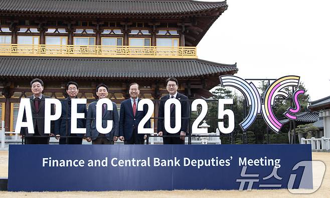 경북 경주시 엑스포로 황룡원에 설치된 '아시아태평양경제협력체(APEC) 2025 KOREA' 구조물. 2025.3.5/뉴스1 ⓒ News1 이재명 기자