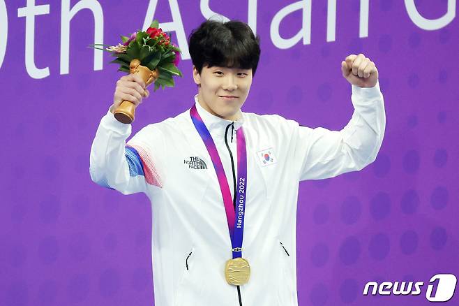 2022 항저우 아시안게임 수영 남자 자유형 50m 금메달을 목에 건 지유찬. 뉴스1 DB ⓒ News1 민경석 기자