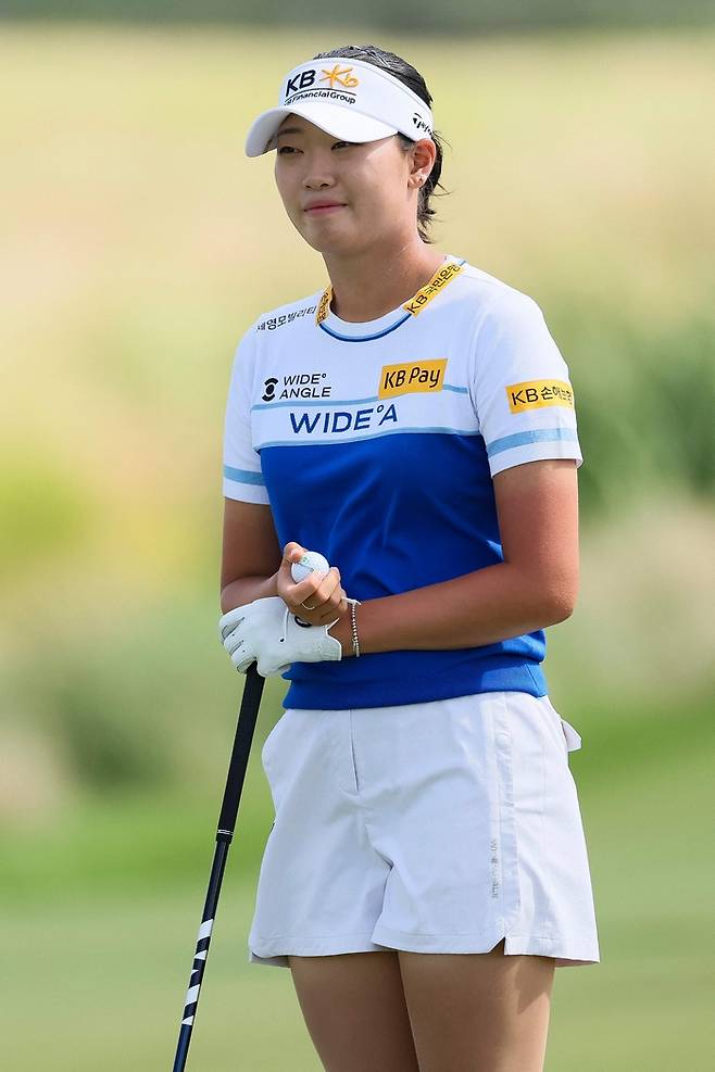 방신실이 LPGA투어 KPMG 위민스 PGA 챔피언십에서 밝은 표정으로 차례를 기다리고 있다. 사진 | AFP 연합뉴스