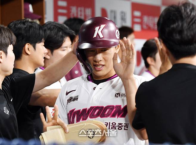키움 송성문이 18일 서울 고척스카이돔에서 열린 2025 KBO리그 SSG와 경기 3회말 1사 3루 상황에서 SSG 선발 김건우의 폭투에 3루에서 홈으로 뛰어 동점 득점을 한 뒤 동료들과 하이파이브를 하고 있다. 고척 | 박진업 기자 upandup@sportsseoul.com