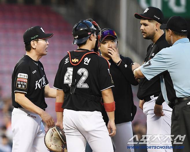 31일 서울 잠실구장에서 열린 KT-LG전. 3회말 헤이수스가 흔들리자 이강철 감독이 등판해 격려하고 있다. 잠실=정재근 기자 cjg@sportschosun.com/2025.7.31/