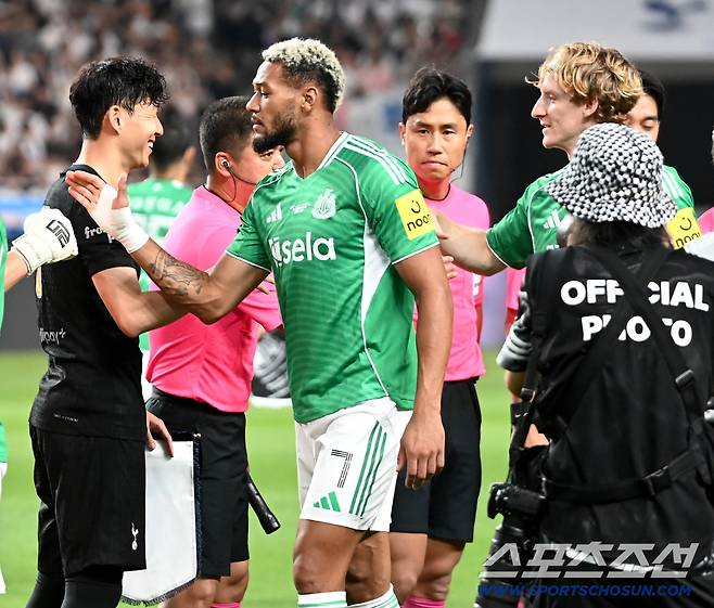 3일 서울월드컵경기장에서 열린 토트넘과 뉴캐슬의 경기, 손흥민이 앤서니 고든과 인사를 나누고 있다. 상암=허상욱 기자wook@sportschosun.com/2025.08.03/