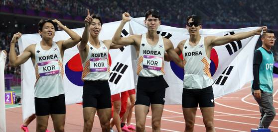 항저우아시안게임 남자계주 37년만에 동메달 획득한 남자 400m 계주. 왼쪽부터 김국영, 이정태, 이재성, 고승환. 권자 ⓒ 1980-2023 ㈜연합뉴스. 무단 전재 재배포 금지.>