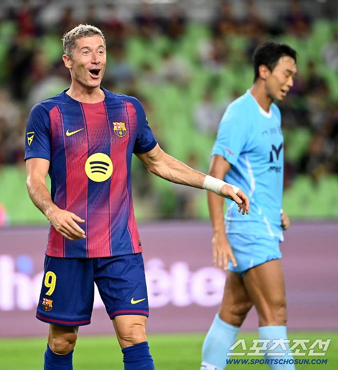 4일 대구스타디움에서 열린 FC바르셀로나와 대구FC의 경기, 레반도프스키가 팀의 두번� 골을 터뜨리며 기쁨을 나누고 있다. 대구=허상욱 기자wook@sportschosun.com/2025.08.04/