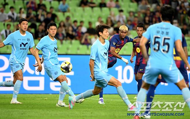 4일 대구스타디움에서 열린 FC바르셀로나와 대구FC의 경기, 라민 야말이 슛팅을 시도하고 있다. 대구=허상욱 기자wook@sportschosun.com/2025.08.04/
